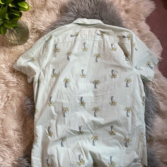 Hollister Short Sleeve Button Down Shirt - Picture 8 of 10